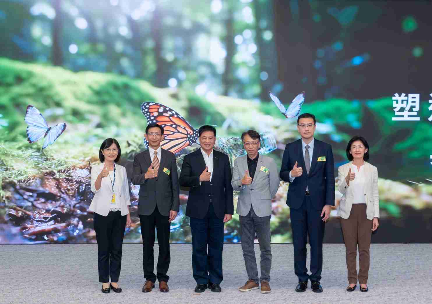 友達2023 CSR共榮大會，，，，邀請領域專家分享交流生物多樣性管理趨勢、、無塑產品、、海廢永續塑料等議題  （圖左到右：友達光電永續長古秀華、、、、3M台灣技術長陳君杰、、、友達光電董事長暨集團策略長彭双浪、、、光寶科技企業永續發展處處長陳慶暉、、、、安永聯合會計師事務所執業會計師曾于哲、、友達光電供應鏈總部副總經理吳宜芳）