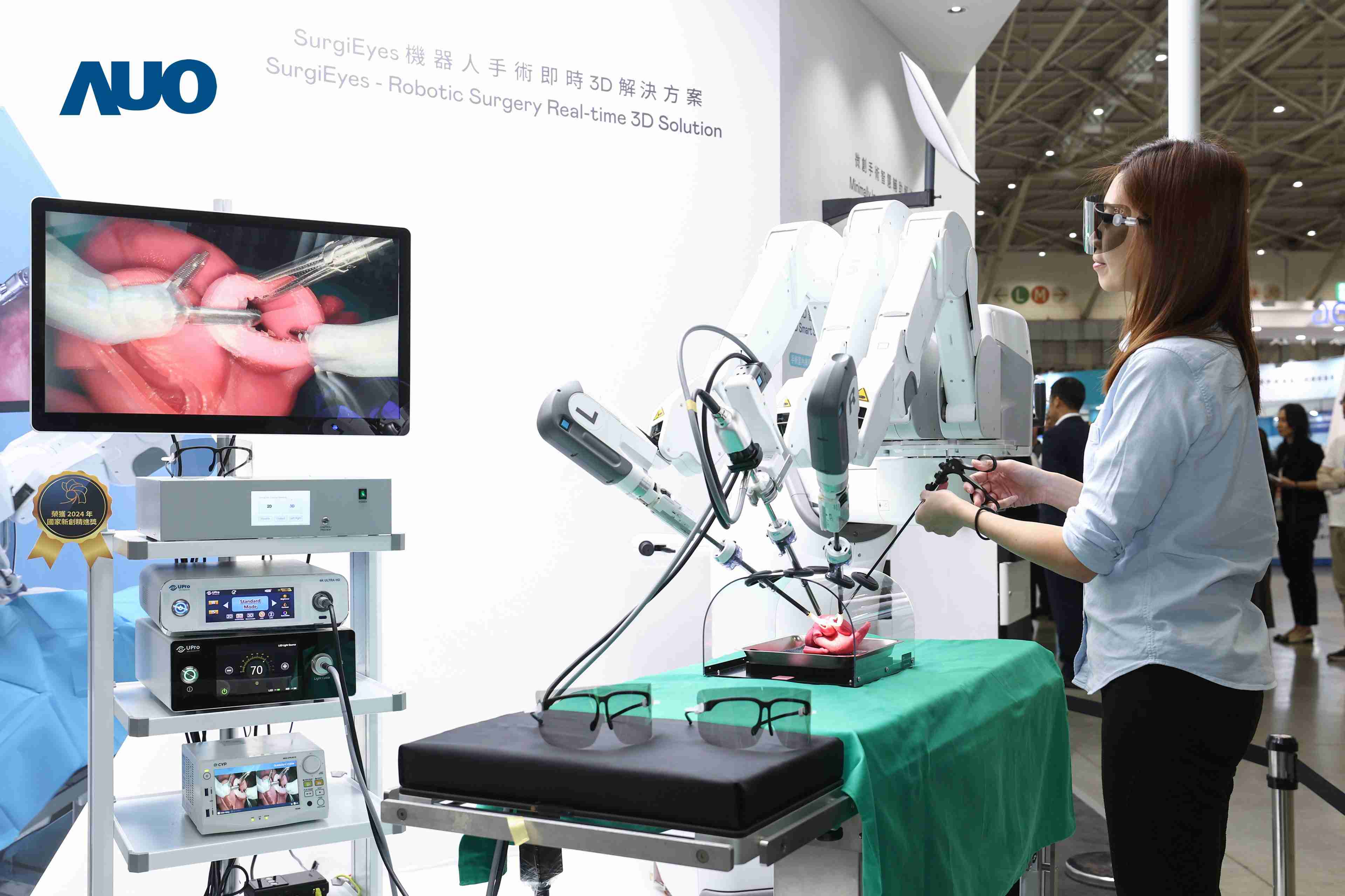 达擎以领先的3D显示技术推出〝SurgiEyes机器人手术实时3D解决方案〞，，整合先进3D图像处理与独家3D垂直宽视角、、广色域的显示技术，，，，手术团队可实时同步主刀医师视角看到清晰3D影像，，提升沟通效率与安全性。。。